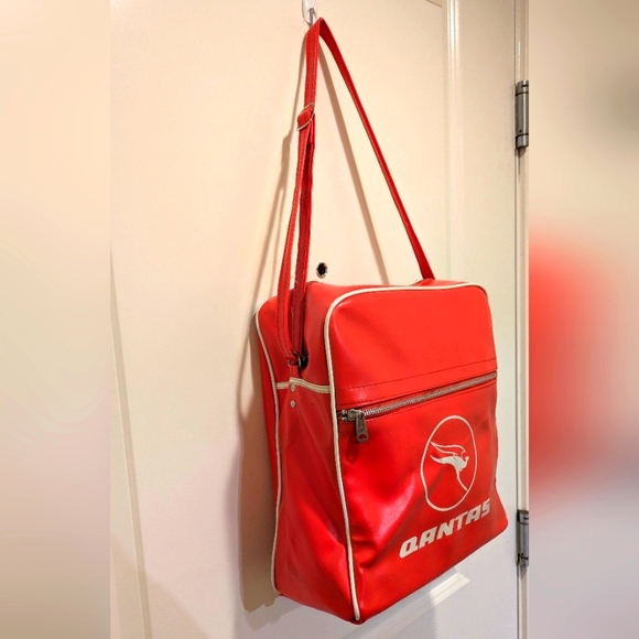 Vintage 70s Qantas Airlines Red Vinyl Adjustable Strap Cabin Bag - Picture 3 of 8